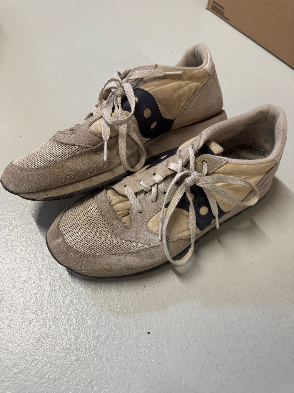 Saucony Men's Beige and Navy Retro Running Sneakers